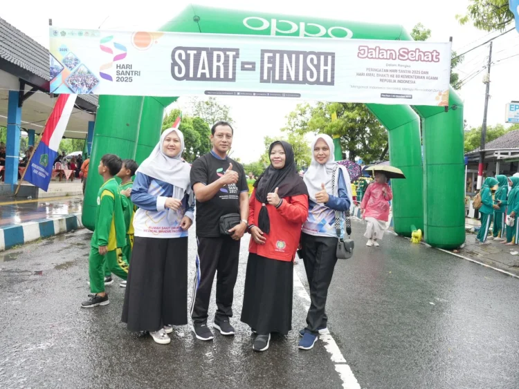 dr. Warkim bersama tim kesehatan RSU Medical Mandiri Pacitan