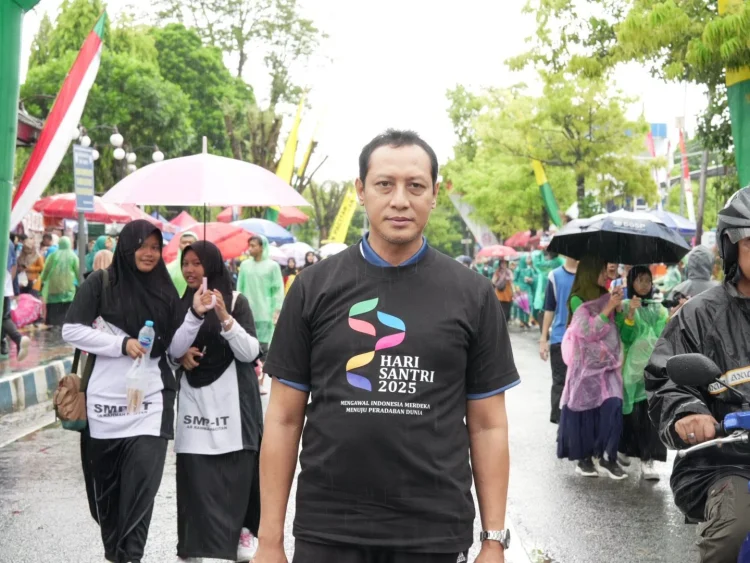 dr. Warkim Mengikuti Jalan Sehat Hari Santri Nasional 2025
