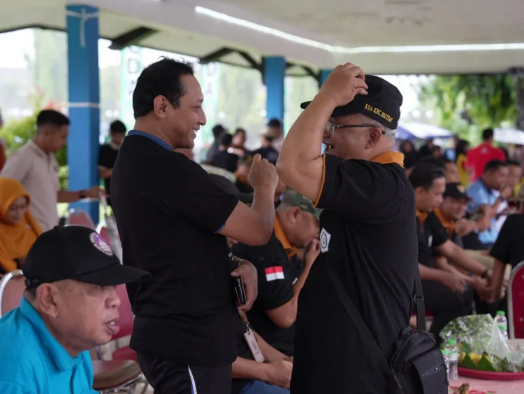 dr. Warkim berbincang dengan ketua KUA Kecamatan Pacitan