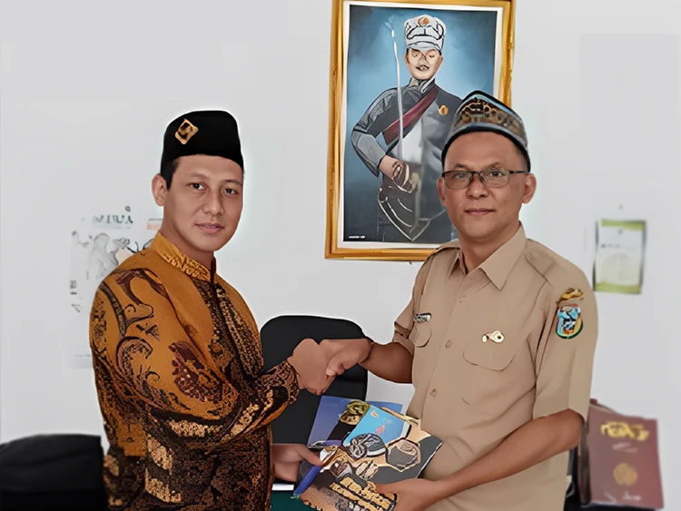 Dinas Perpustakaan Pacitan dan dr. Warkim Sutarto